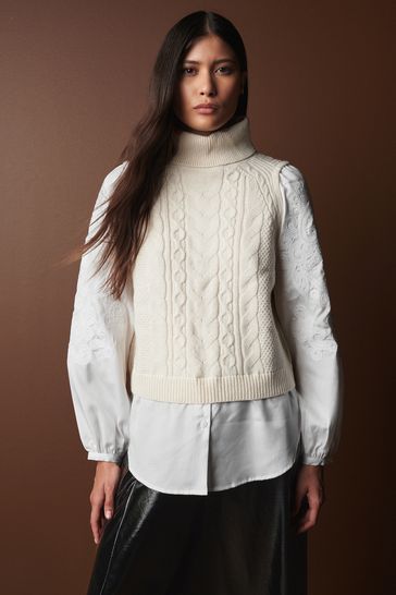 Jersey blanco y crudo con detalle de trenzas en lana de cordero premium