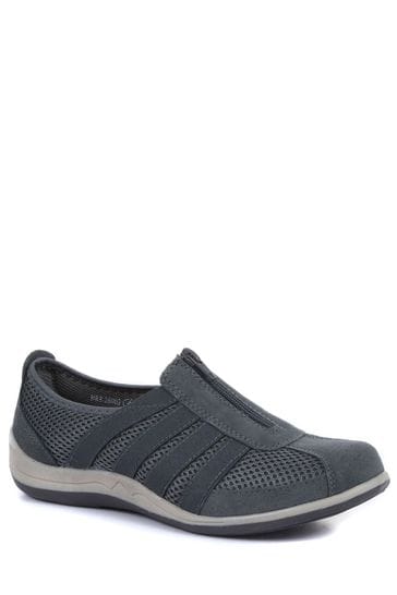 Pavers zip new arrivals up trainers