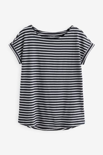Black t shirt with white stripes discount