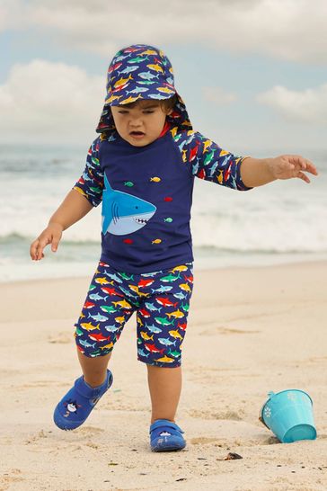 Sombrero azul marino de protección solar FPS 50 con estampado de tiburones de JoJo Maman Bébé