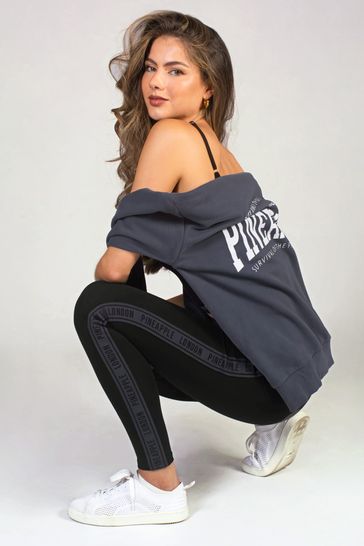 Black t shirt with black deals leggings