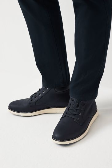 Tenue: Chemise de ville bleu marine, Pantalon de jogging en cuir noir,  Chaussures de sport noires