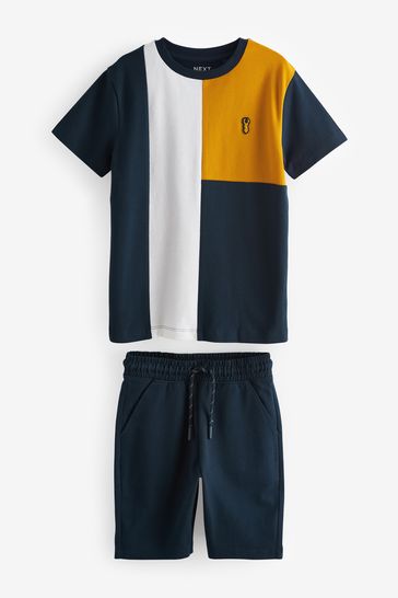 Conjunto de camiseta y pantalones cortos con diseño de bloques de colores en amarillo y azul marino (3 - 16 años)