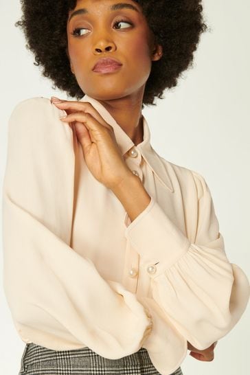 Blusa de crepé color crema con botons tipo perlas Sonya de LK Bennett