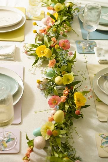 Guirnalda verde de flores con huevos de Pascua