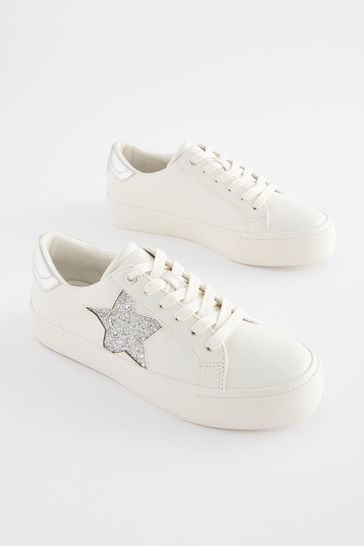 Zapatillas de deporte blancas y plateadas de suela gruesa con cordones y diseño de estrellas de Forever Comfort®