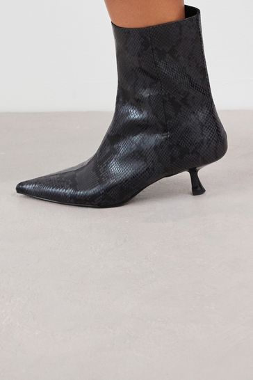 Snake top pointed boots