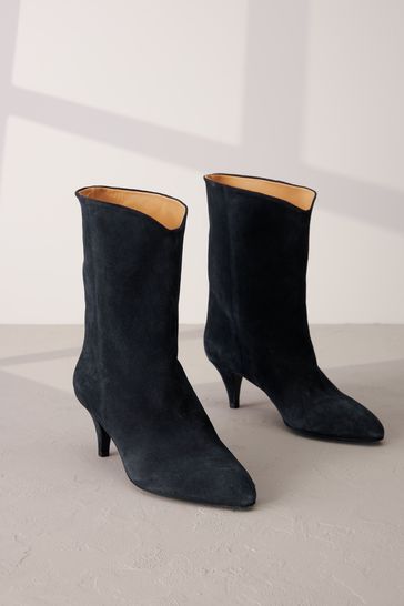 Navy pull hotsell on boots