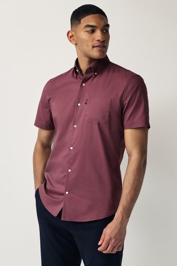 Camisa Oxford rosa de corte estándar y manga corta con diseño abotonado y fácil de planchar