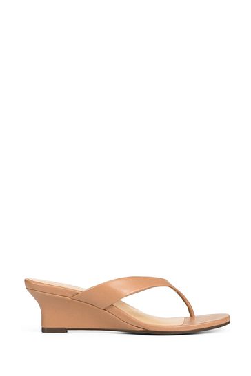Naturalizer beige sandals 2025