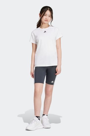 Conjunto de entrenamiento en color blanco básico de camiseta y pantalones cortos de niña de adidas Sportswear