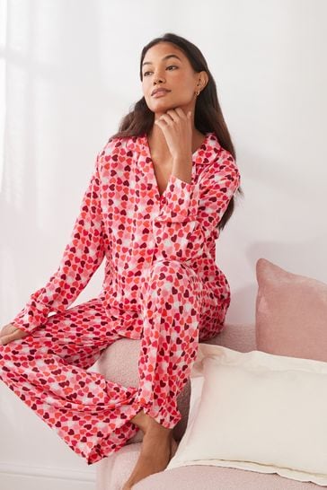 Pijama abotonado rosa de satén con diseño de corazones