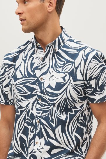 Camisa de manga corta estampada hawaiana azul marino / blanca