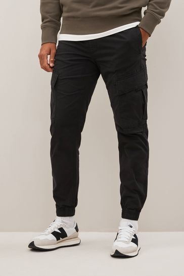 Pantalones cargo utilitarios en negro de corte tapered slim elásticos