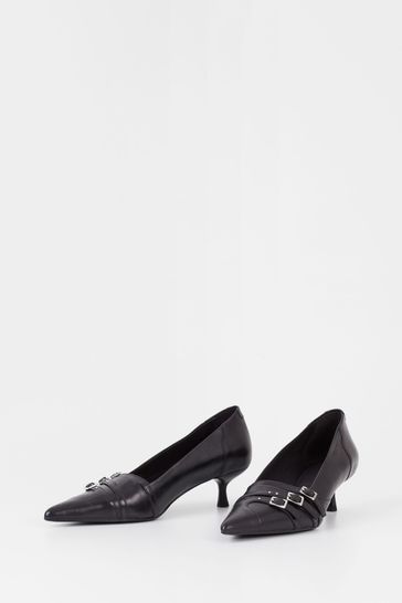 Black pumps with outlet buckle