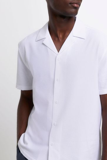 Camisa de manga corta de sirsaca con cuello con solapa en color blanco roto Revere de River Island