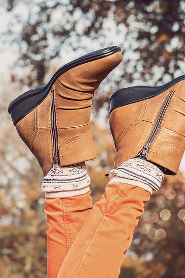 Pavers tan 2025 ankle boots