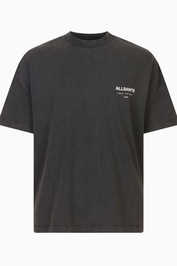 Black t shirt vs white t shirt sale