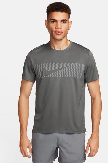 Running miler flash sales t-shirt in black