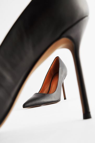 Pointed shoes store