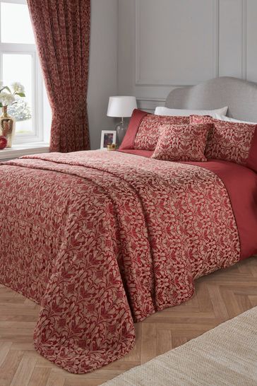 D D Red Hawthorne Quilted Bedspread
