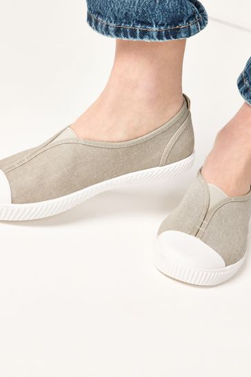 Cream store canvas shoes