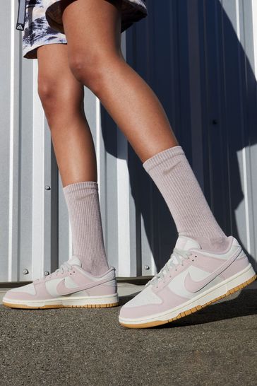 Cream nike trainers deals