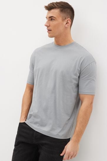 Camiseta básica gris plateada holgada de cuello redondo
