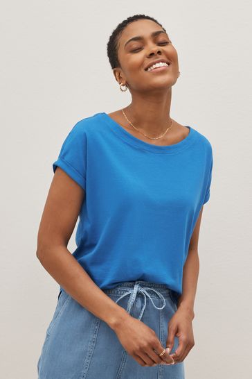 Camiseta azul brillante con la manga redonda de la gorra del cuello