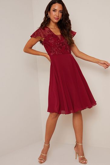 Chi Chi London Vestido Midi bordado con cuello en V rojo