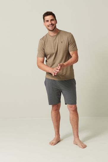 Green shirt red shorts top
