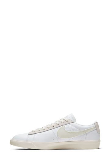 Blazer low store nike white