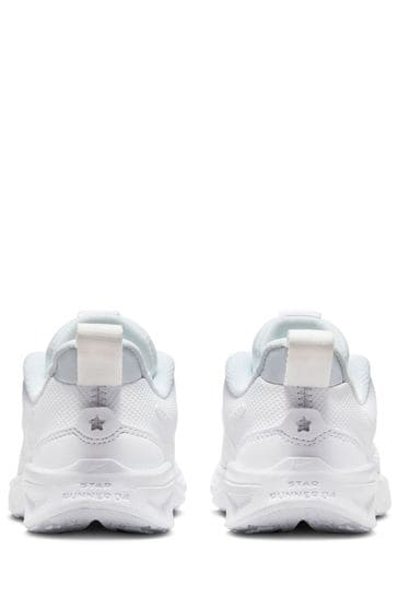 Nike cheap white runners