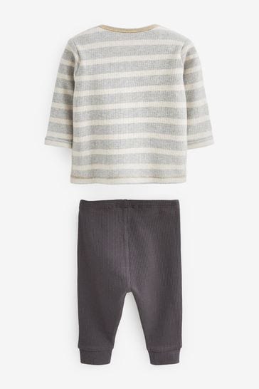 Black shirt grey leggings discount