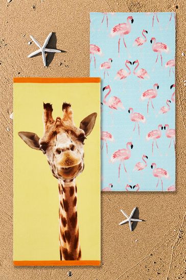 Pack de 2 toallas de playa color natural con diseño de jirafa y de flamenco de Catherine Lansfield