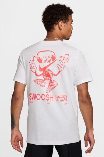 Nike t shirt graphic outlet