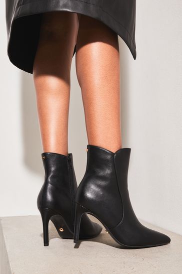 Black pointed outlet toe boots