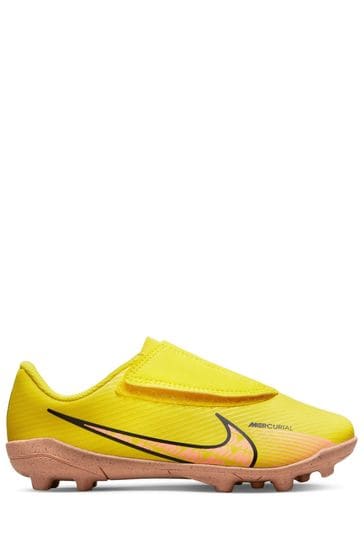 Nike yellow football shoes 2025