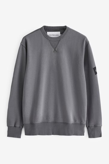 Suéter gris con insignia y cuello redondo de Calvin Klein