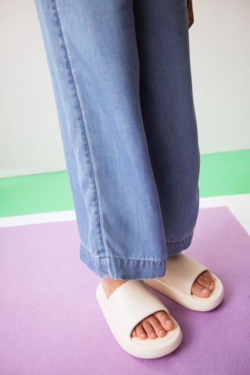 White chunky outlet sliders