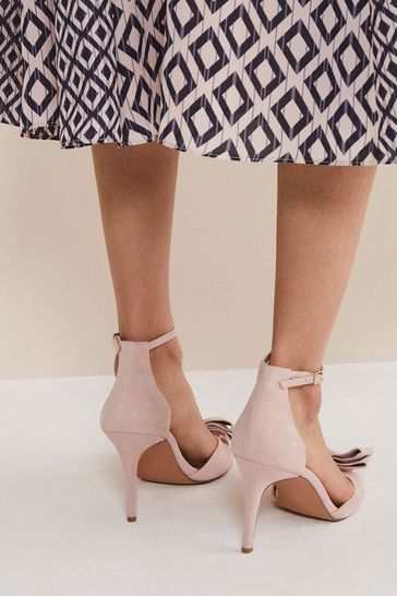 High heels with top bows on the front