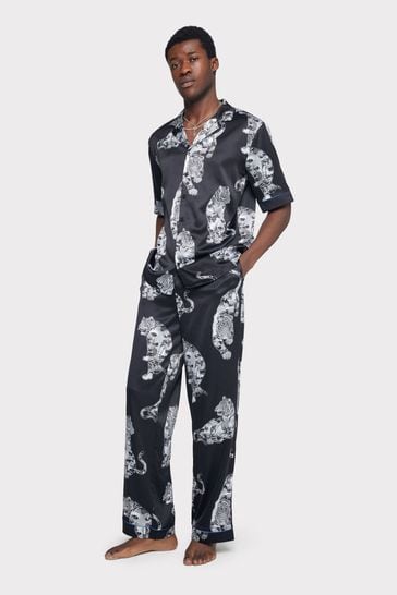 Pijama largo de satén negro con estampado de tigre y loto de Chelsea Peers