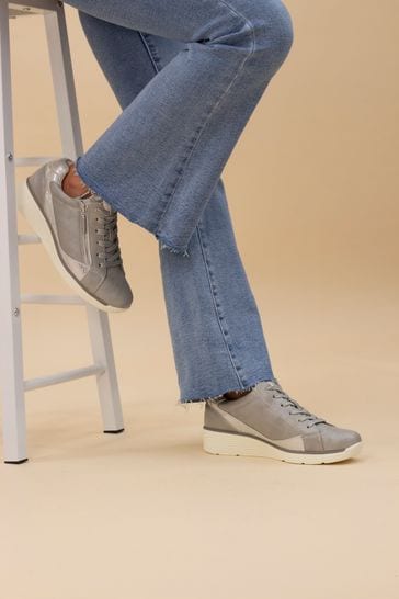 Aubrey trainers discount