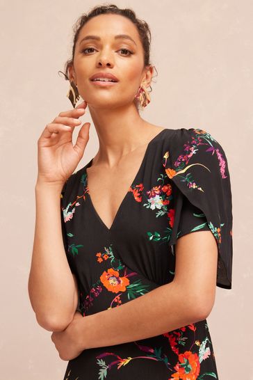 Dress with v neck and sleeves 2025