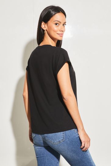Black round neck t shirt women's 2025