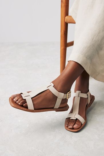 Sandalias de piel color hueso con tira en T y horma estándar/ancha de Forever Comfort®