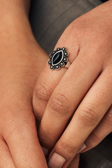 Statement ring outlet