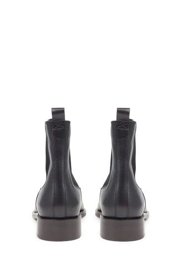 Chelsea online boots me