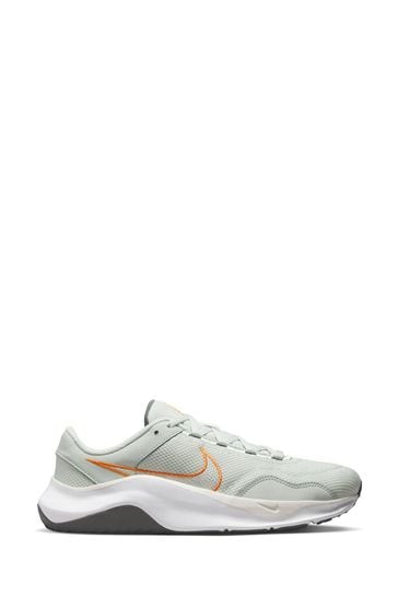 Zapatillas de deporte en gris claro para entrenar Legend Essential 3 de Nike