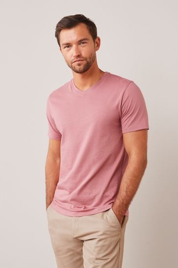 Camisa básica en rosa claro con cuello de pico
